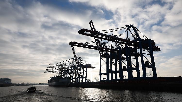 Ein Containerschiff liegt an einem Terminal in Hamburg.