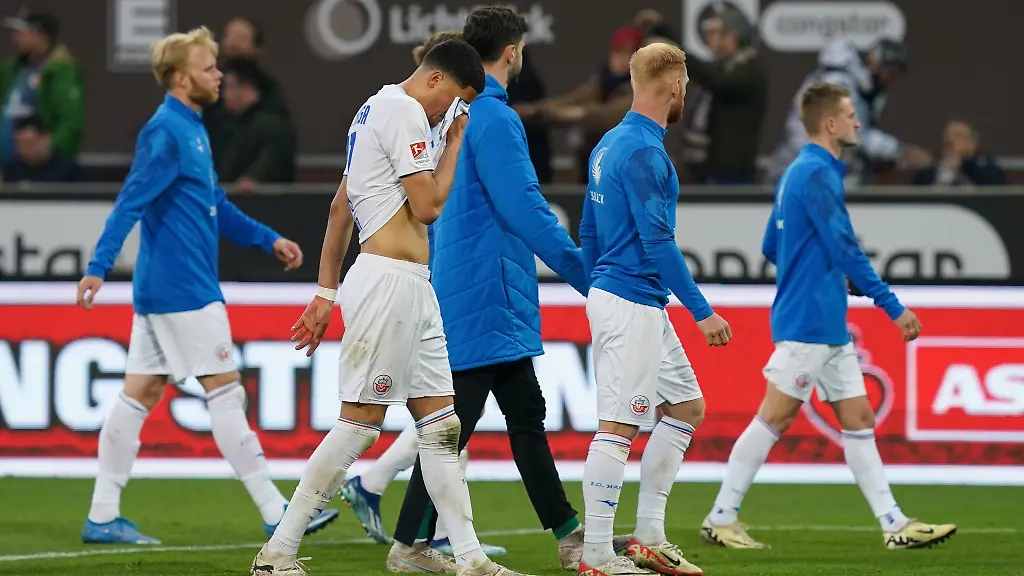Rostocks-Spieler-gehen-enttaeuscht-vom-Platz