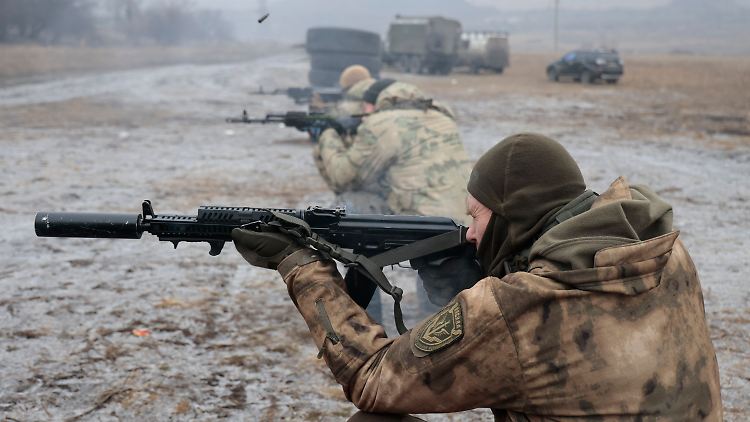Ein russischer Soldat trainiert im Donbass.