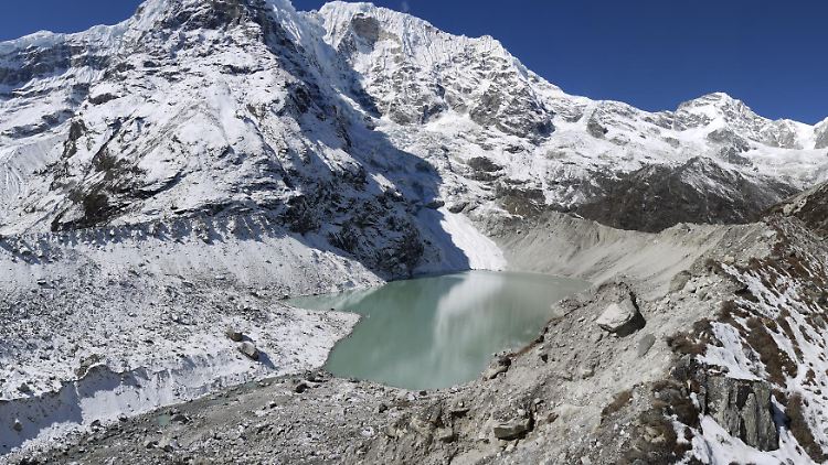 Dig Tsho im Langmoche-Tal in Nepal: Dieser See brach 1985 aufgrund einer von einer Eislawine ausgelösten Welle aus und verursachte erhebliche Schäden.