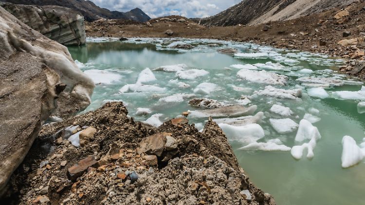 Lagune, die 2022 in der Paccharuri-Schlucht in Peru durch die Verschmelzung einer Gletscherzunge entstanden ist.