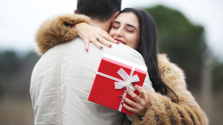 Mit einer Geschenkbox, die von Herzen kommt, macht man zum Valentinstag alles richtig.