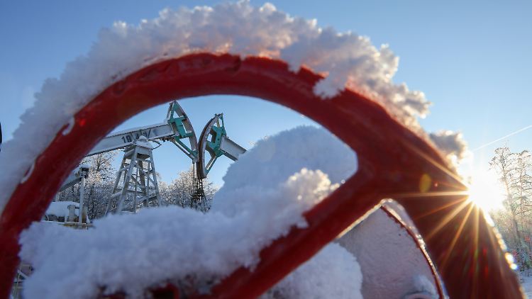Russlands Öl der Sorte Urals erlöst derzeit knapp 50 Dollar pro Fass. In ihrer Haushaltsplanung geht die russische Regierung von rund 70 Dollar aus. 