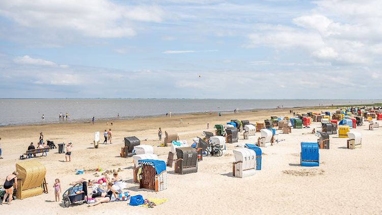 Am Badestrand - nach fast drei Jahren Corona ist die Urlaubslust der Deutschen wieder groß. 