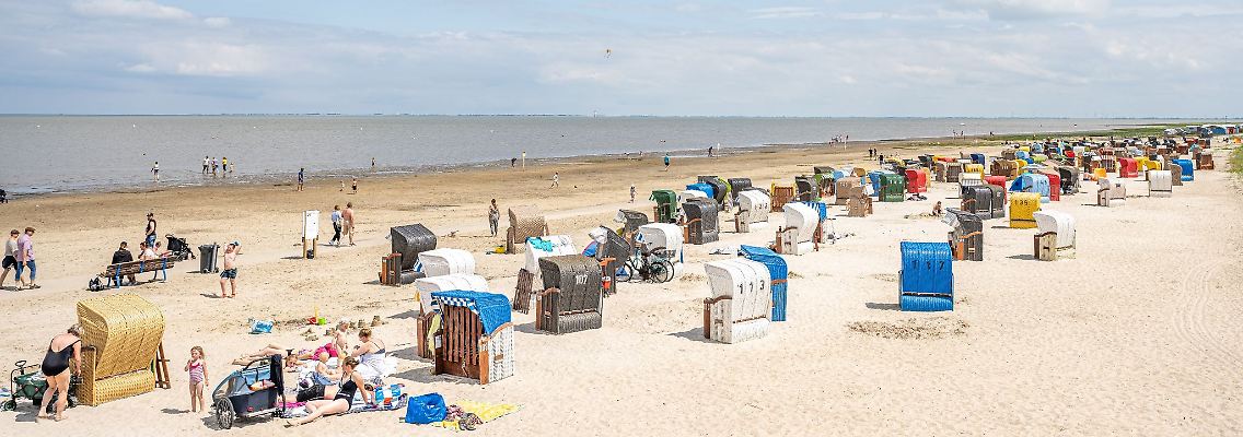 Touristen sind bei schönem Wetter am Badestrand von Dangast. Nach fast drei Jahren Corona-Pandemie ist die Urlaubslust der Deutschen groß. Das geht aus verschiedenen Buchungsanalysen hervor.