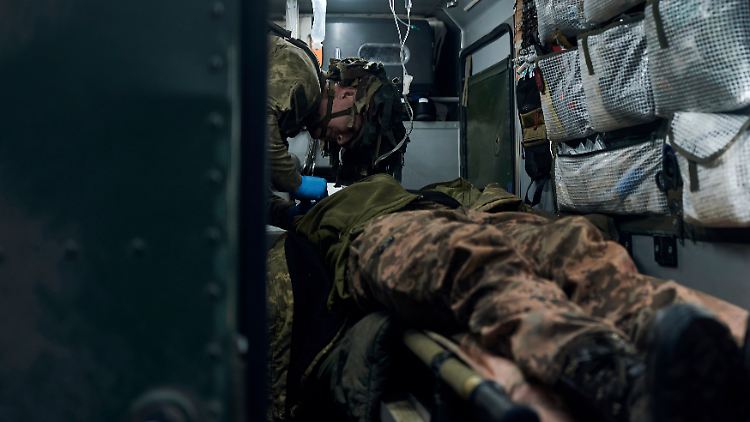 Ein Militärsanitäter leistet einem Soldaten, der in einem Gefecht mit den russischen Angreifern in der Nähe von Kreminna in der Region Luhansk schwer verwundet wurde, erste Hilfe.