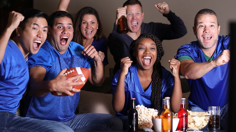 Gehört zu jeder Superbowl-Party dazu: jede Menge Spaß sowie eine gute Auswahl amerikanischer Snacks und Getränke. 