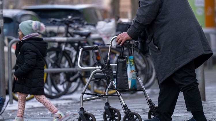 2030 werden auf jeden Rentner nur noch eineinhalb Erwerbstätige kommen.