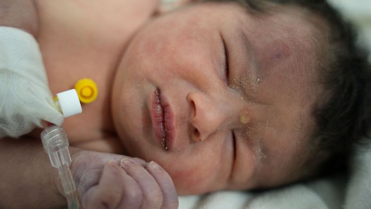 Das neugeborene Baby wird nun im Krankenhaus versorgt.