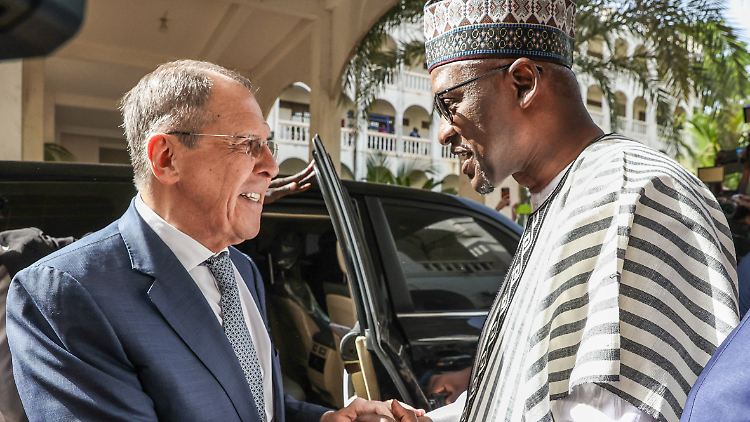 Nach dem französischen Abzug baut Russland seine Partnerschaft mit der Junta in Mali aus: Symbolträchtig schütteln Lawrow und sein malischer Kollege Diop die Hände.