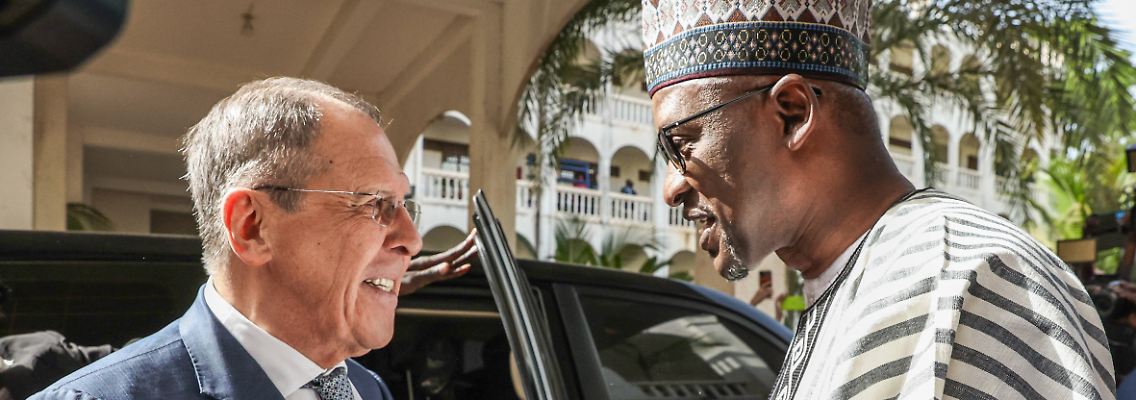 Nach dem französischen Abzug baut Russland seine Partnerschaft mit der Junta in Mali aus: Symbolträchtig schütteln Lawrow und sein malischer Kollege Diop die Hände.