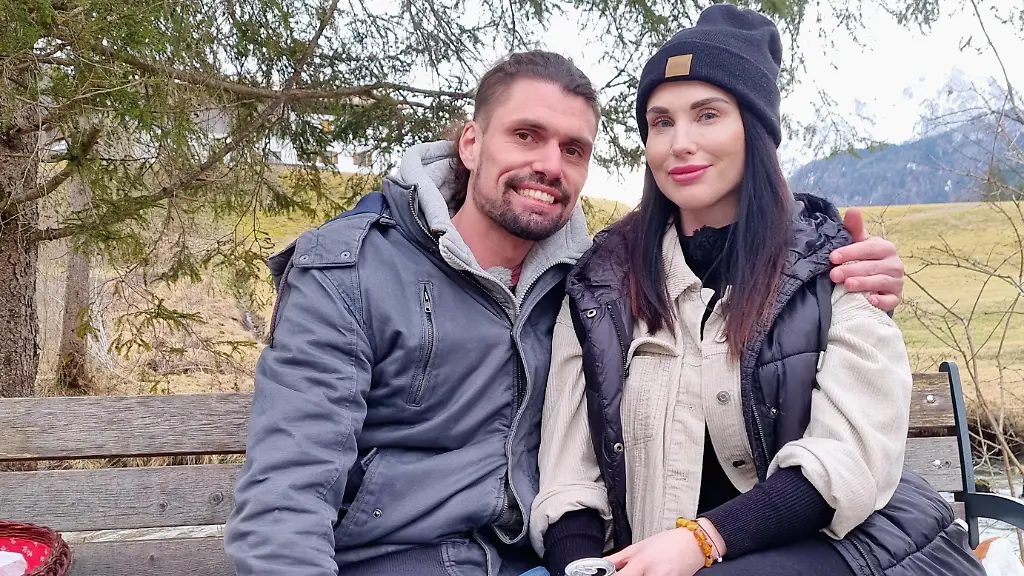 Milchviehhalter-Peter-und-Tierbestatterin-Stephanie-kommen-sich-naeher-Quelle-RTL