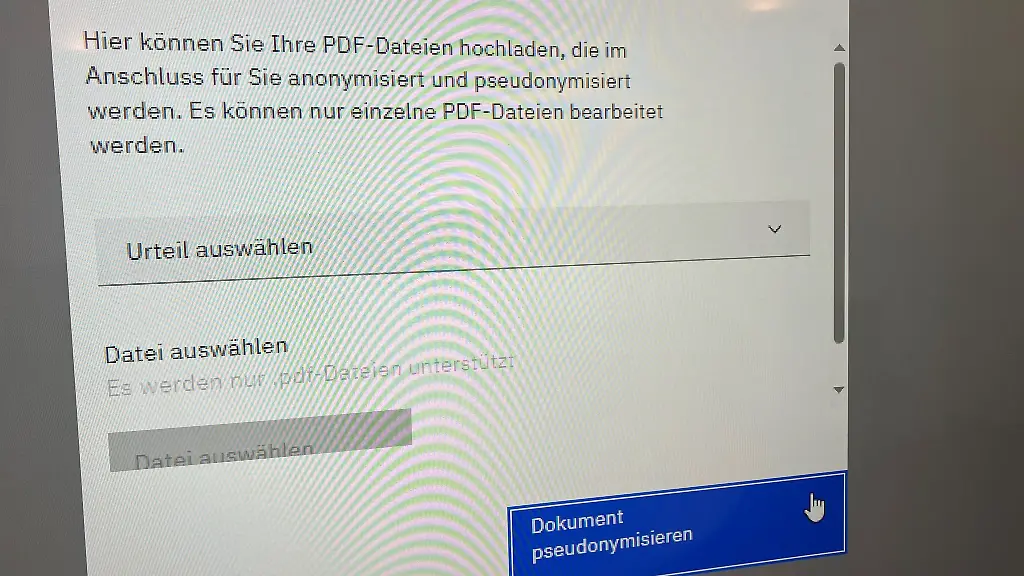 Ein-Bildschirm-in-einem-Buero-des-Landgerichts-Hanau-zeigt-den-Prototypen-eines-Programms-das-mit-Hilfe-Kuenstlicher-Intelligenz-Gerichtsurteile-pseudonymisieren-soll