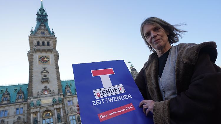 Sabine Mertens, Sprecherin und Gründerin der Initiative, vor dem Hamburger Rathaus.