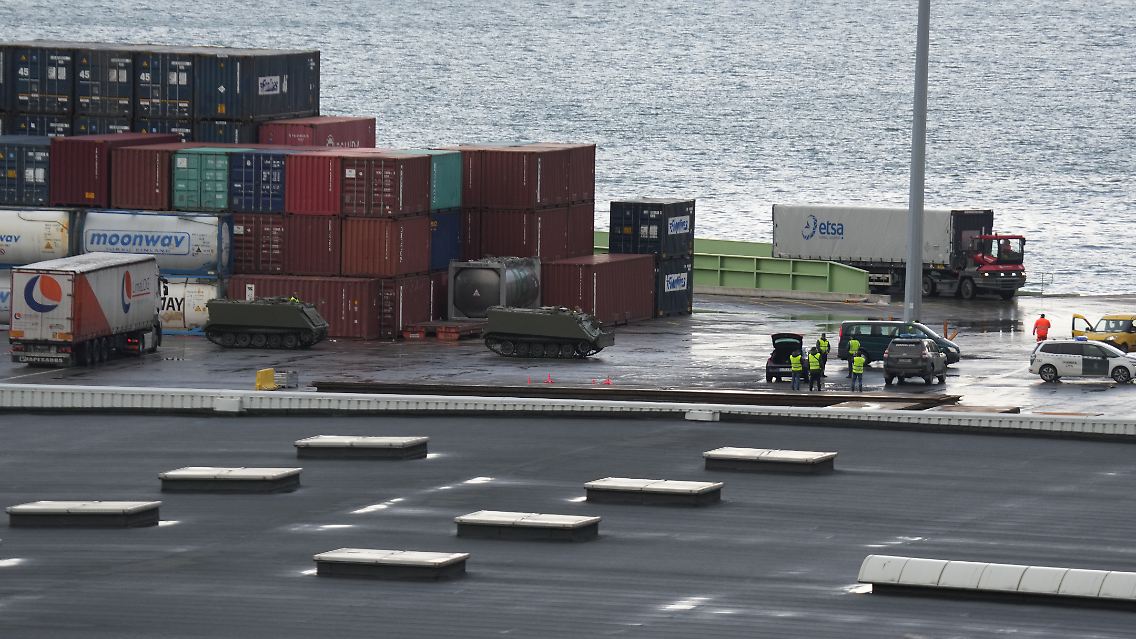 Hier werden die Transportpanzer in Bilbao verladen und verschifft.