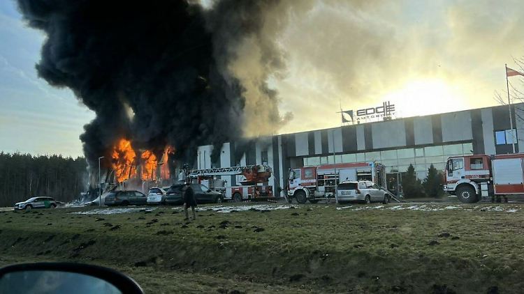 Der Brand bei Edge Autonomy in der Nähe der lettischen Hauptstadt Riga sorgte für dunkle Rauchschwaden.