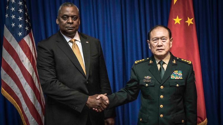 US-Verteidigungsminister Lloyd Austin mit seinem chinesischen Amtskollegen Wei Fenghe bei einem Treffen im vergangenen November in Kambodscha. 