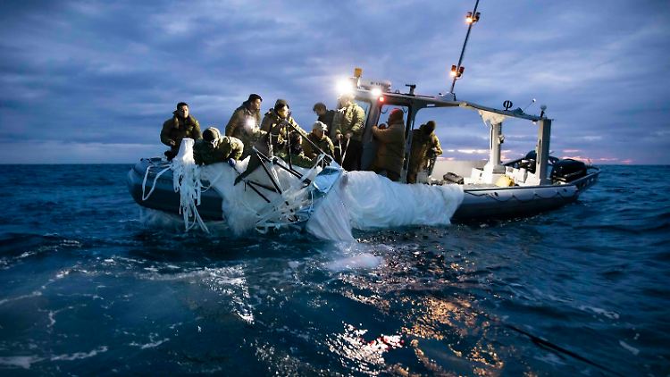 US-Soldaten ziehen Teile des abgeschossenen Ballons aus dem Meer. 