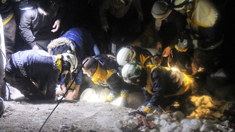 Die internationale Hilfe ist angelaufen, im syrischen Rebellengebiet kommt sie jedoch noch nicht an. Auch hier in Idlib sind noch immer Hunderte Familen vermisst.