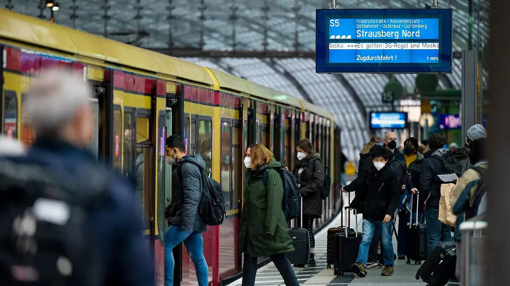 Fahrgaeste-steigen-im-Hauptbahnhof-in-eine-S-Bahn-ein