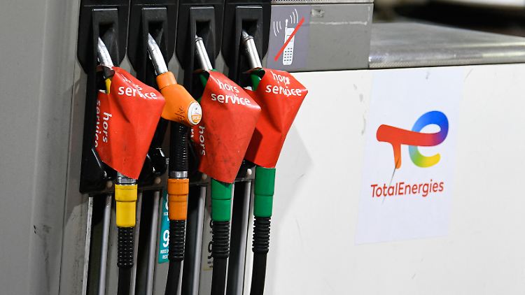 Dem französischen Energiekonzern TotalEnergies machten insbesondere niedrigere Erdgaspreise und geringere Raffineriemargen in Europa zu schaffen. 