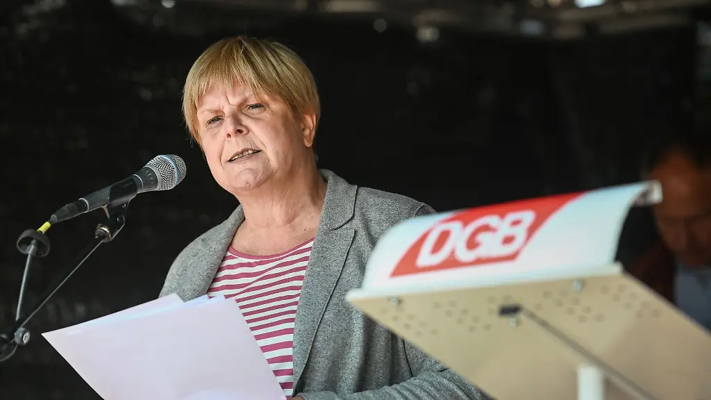 Sachsen-Anhalts-DGB-Landesleiterin-Susanne-Wiedemeyer-spricht-ins-Mikrofon