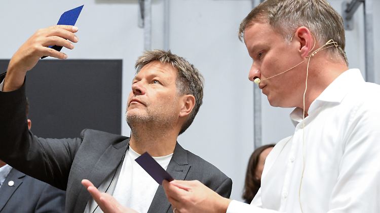 Wirtschaftsminister Habeck bei einem Besuch eines Herstellers von Solarpaneelen. 