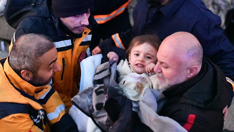Im türkischen Gaziantep konnten eineinhalbjährige Zwillinge und ihre Eltern lebend geborgen werden.