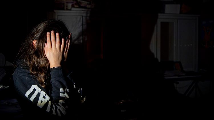Kinder von Alleinerziehenden, aus Familien mit Migrationshintergrund, diejenigen, die in beengten Wohnverhältnissen leben oder psychisch belastete Eltern haben, trifft es am stärksten.