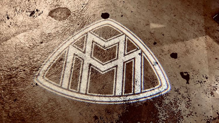 Obwohl die luxuriöseste S-Klasse gar kein echter Maybach ist, projiziert sie das edle Logo auf den Boden.