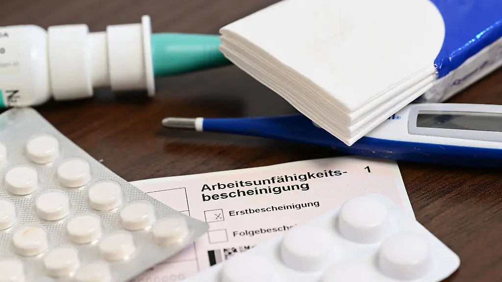Ein-Fieberthermometer-Medikamente-und-eine-aerztliche-Arbeitsunfaehigkeitsbescheinigung-Krankmeldung-liegen-auf-einem-Nachttisch
