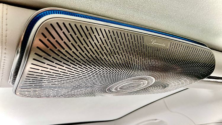 Die Lautsprecher der Mega-Soundanlage werden teils in ästhetischer Weise inszeniert, teils verstecken sie sich aber auch in den Sitzen.