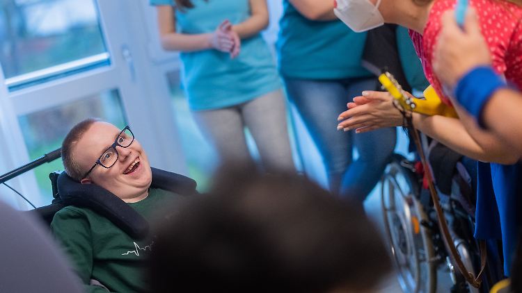 Im Düsseldorfer Kinder- und Jugendhospiz Regenbogenland sind die Clowns Pimpi und Hallihallo bei Florian (l) zu Gast.