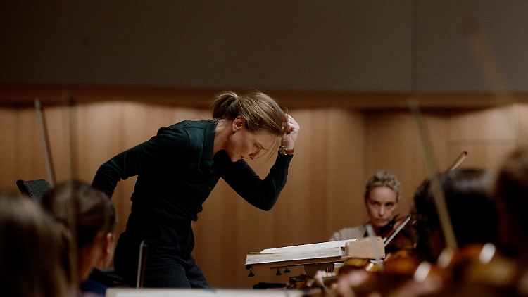 Maßgeschneidert: Hollywood-Star Cate Blanchett setzt in ihrer Rolle der Dirigentin Lydia Tár auf vollen Körpereinsatz.