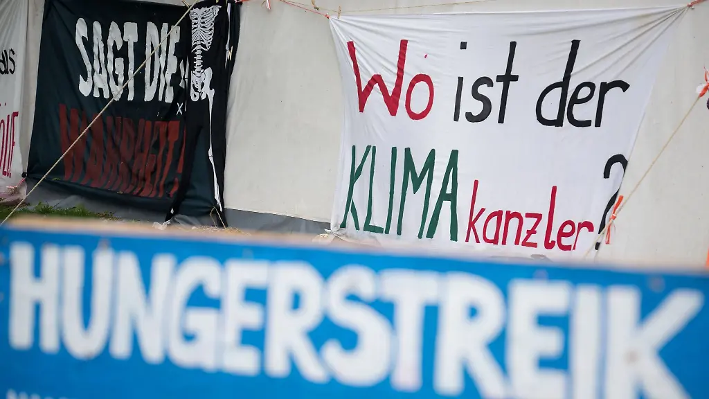 Sagt-die-Wahrheit-Wo-ist-der-Klimakanzler-und-Hungerstreik-ist-auf-Schildern-im-Hungerstreik-Camp-des-Buendnisses-Hungern-bis-ihr-ehrlich-seid-im-Regierungsviertel-zu-lesen