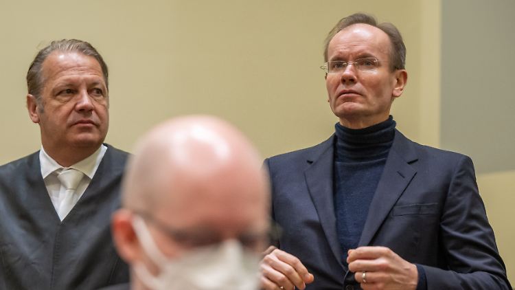 Ex-Wirecard-Chef Braun (r) betritt den Gerichtssaal mit seinem Anwalt. Der will den Hauptbelastungszeugen (Mitte) mit einem Fragenkatalog demontieren.