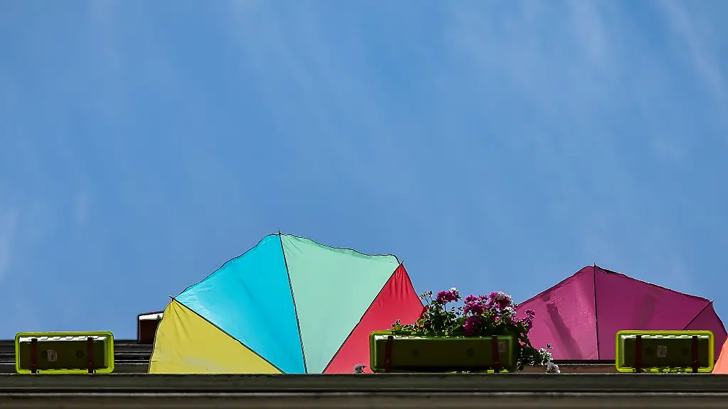 Sonnenschirme-auf-einem-Balkon