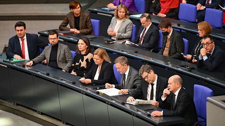 Vollbesetzte Regierungsbank heute im Bundestag.