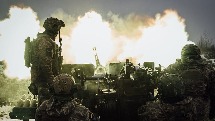 Ukrainische Soldaten feuern auf eine russische Stellung nahe Bachmut.