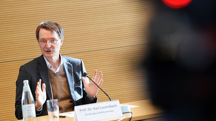 Viele sogenannte "Babyboomer" würden bereits ein erhöhtes Risiko für eine Krebs- oder Demenzerkrankung aufweisen, warnt Karl Lauterbach.
