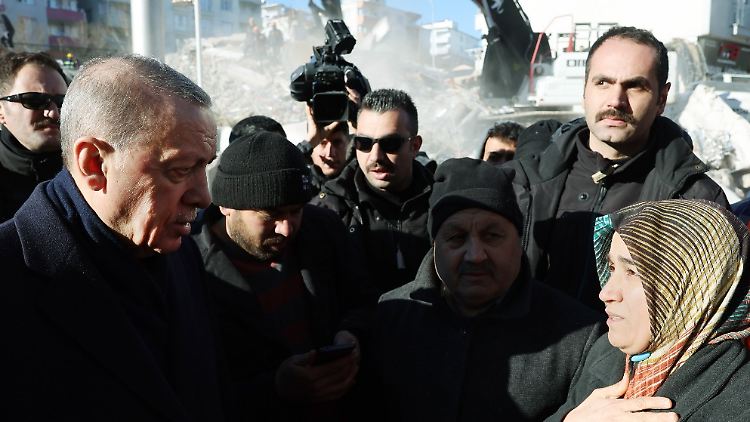 Präsident Erdogan besuchte in Kahramanmaras Betroffene des Erdbebens.