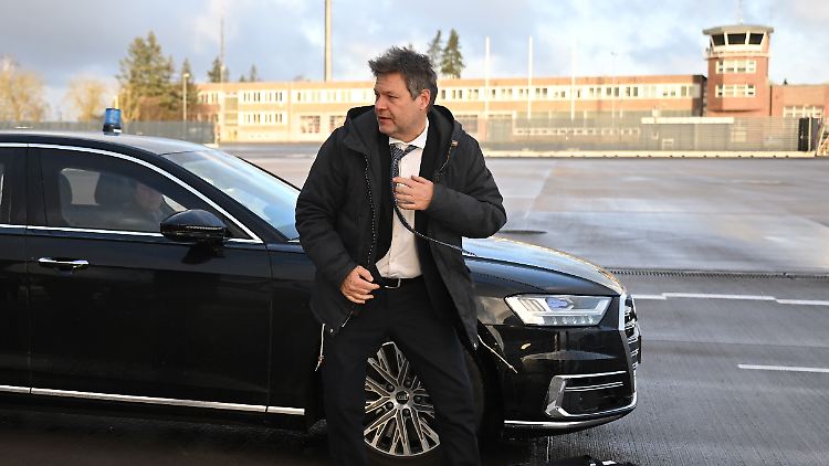"Die FDP verbietet ihm kein Tempolimit im eigenen Laden": Wirtschaftsminister Habeck vergangene Woche mit Dienstwagen auf dem Weg zum Flugzeug nach Stockholm. 