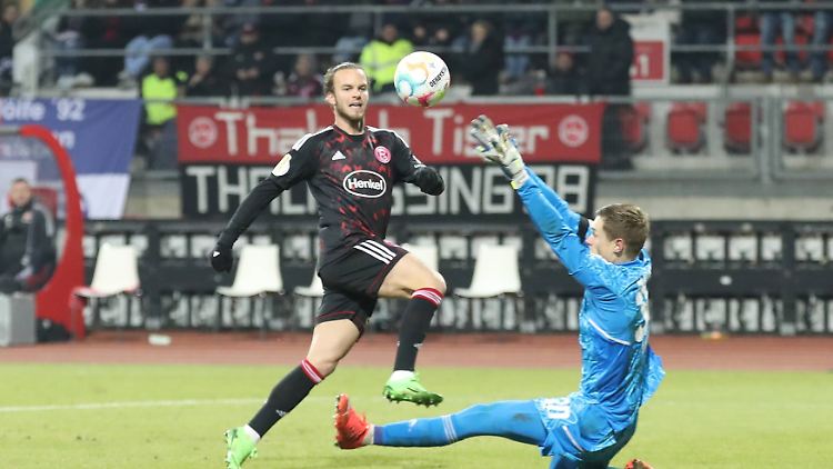 Jorrit Hendrix kann den Ball aus kurzer Distanz nicht ins Tor bringen.