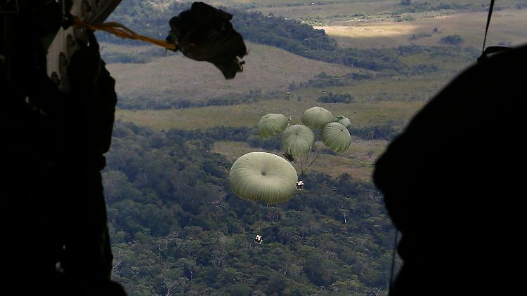 Lebensmittel werden von einem militärischen Transportflugzeug zur Militärbasis Surucucu abgeworfen, um sie an die indigene Bevölkerung zu liefern.