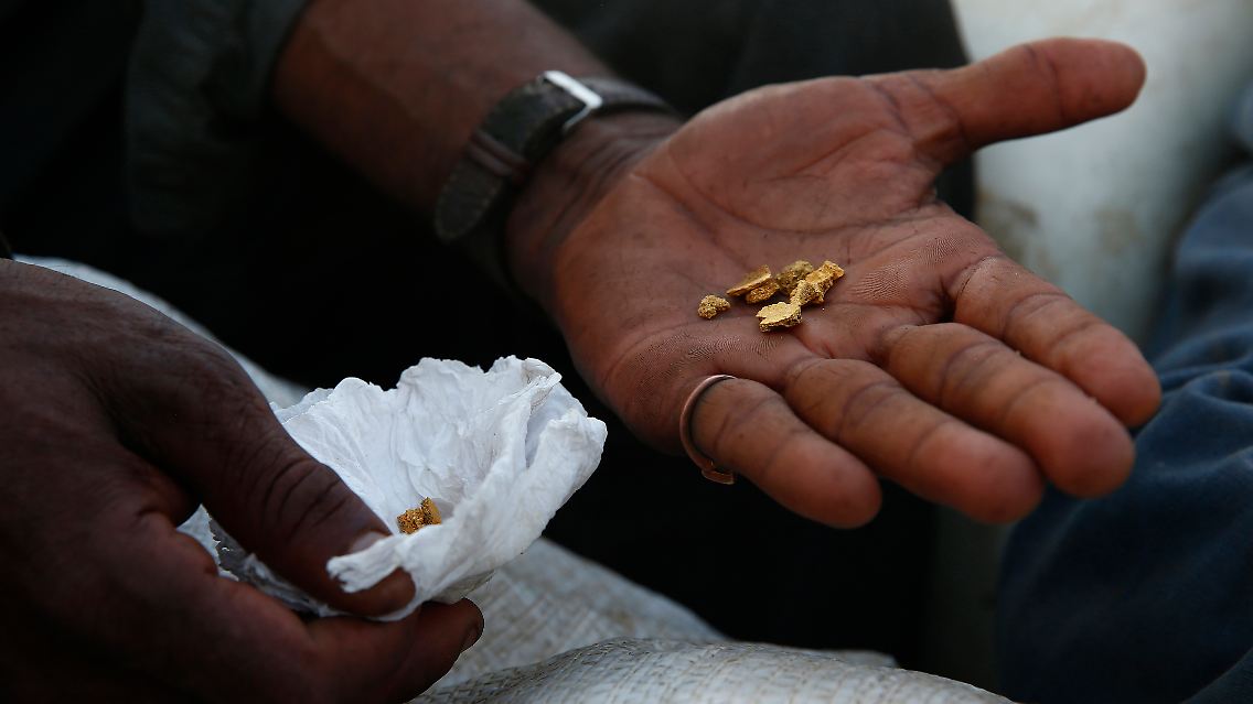 Ein Bergmann zeigt Gold, das er illegal abgebaut hat, als er das Gebiet der Yanomami-Indigenen vor den erwarteten Operationen gegen den illegalen Bergbau in Alto Alegre im Bundesstaat Roraima verlässt.