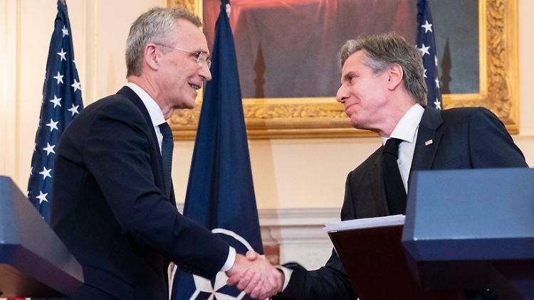 Stoltenberg (l) und Blinken warnen vor chinesischer Militärspionage.