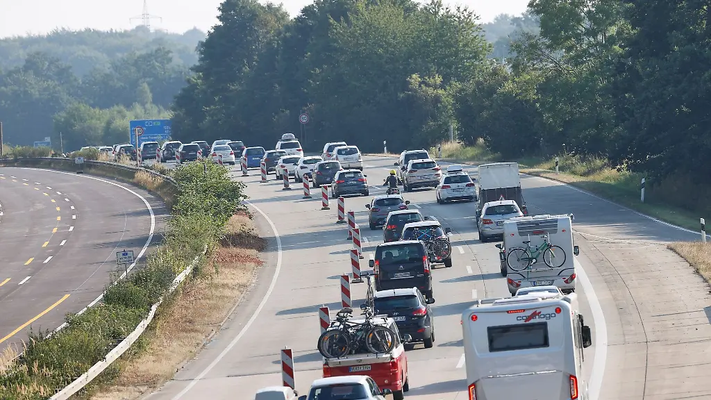Dichtes-Verkehrsaufkommen-auf-der-A1-zwischen-Hamburg-und-Luebeck-bei-Siek