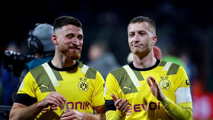 Augenscheinlich recht zufrieden: Salih Özcan und Marco Reus.