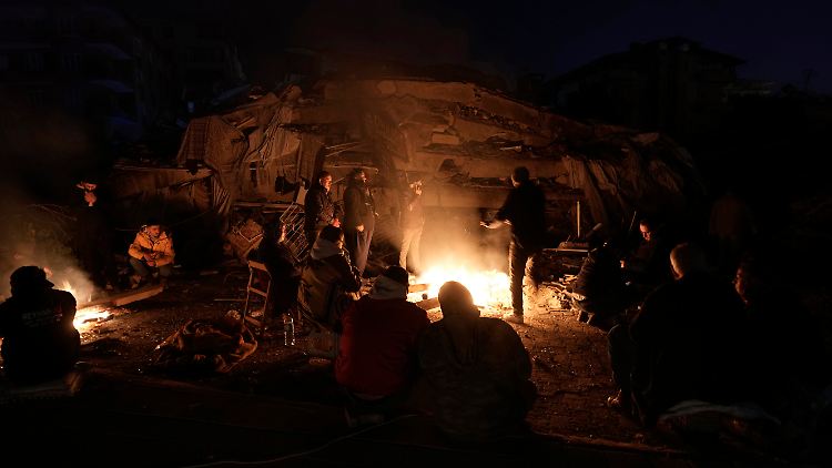 Wie hier in Antakya übernachten die Menschen in den Erdbebengebieten im Freien, verbrennen, was sie finden, um sich vor der eisigen Kälte zu schützen.