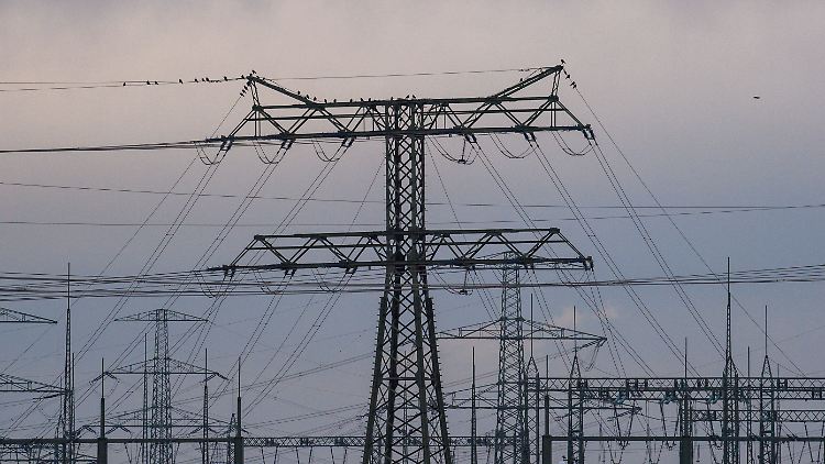 Inzwischen kostet die Kilowattstunde Strom im Schnitt 48,12 Cent - acht Cent mehr als noch vor einem Monat.